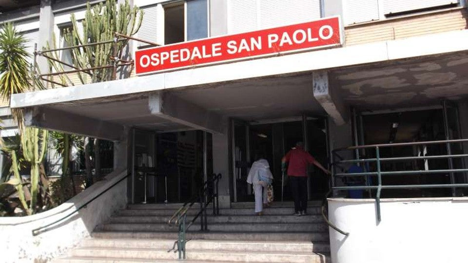 Ηλικιωμένη γυναίκα εγκαταλείφθηκε σε κλίνη νοσοκομείου της Νάπολης γεμάτη μυρμήγκια (εικόνα)